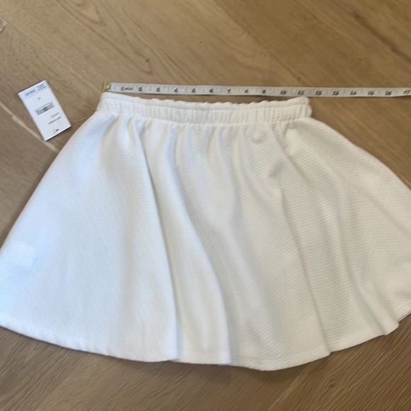 NEW! BCBGirls white skirt Soft with embossed tone on tone pattern. Never worn - Picture 5 of 7